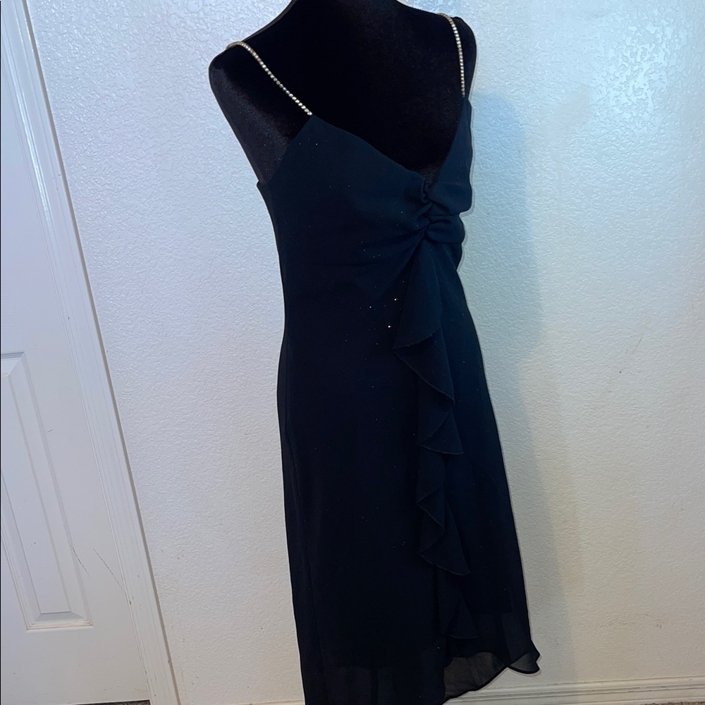 Elegant Black Sleeveless Dress - Picture 11 of 12